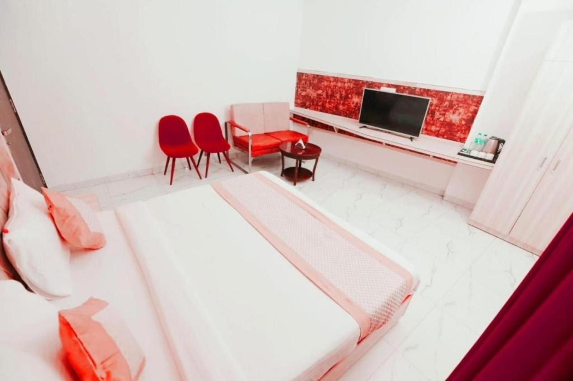 Hotel The Almora By Rs Global Near By Delhi International Airport With - Free Airport Drop Nueva Delhi Exterior foto